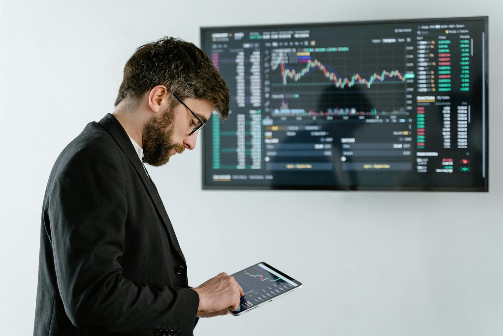 العملات المشفرة تفقد 150 مليار دولار بيتكوين ينخفض 5% وإيثريوم دون 3900 دولار 1