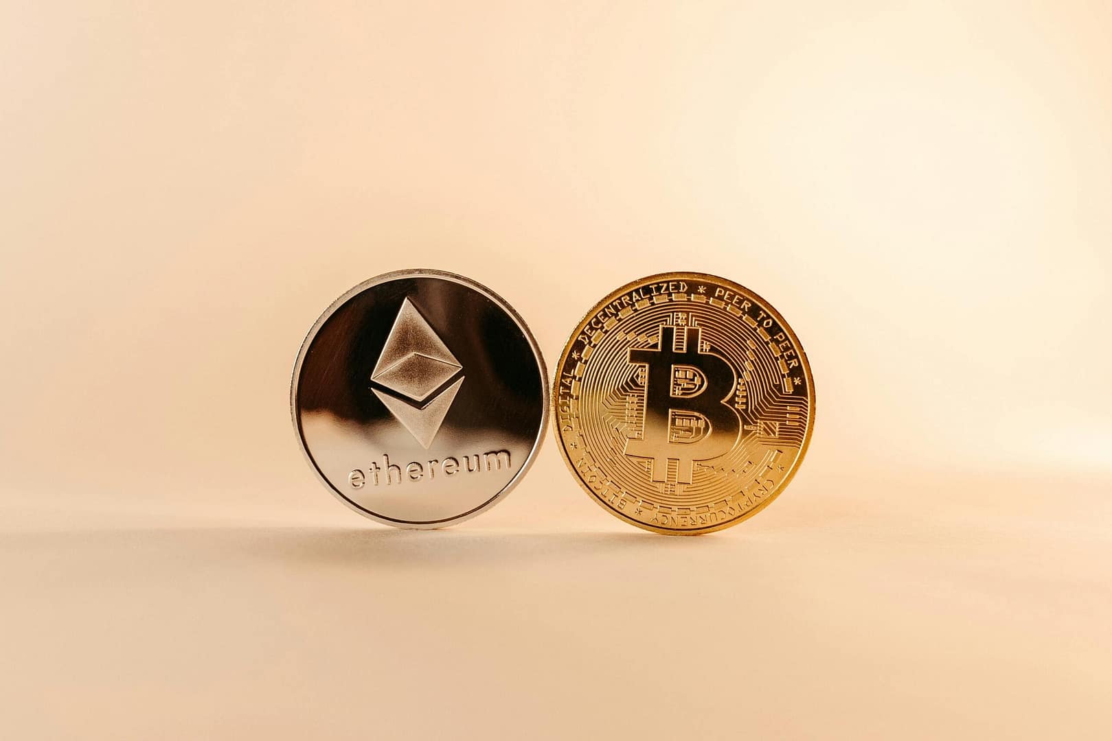 العملات المشفرة تفقد 150 مليار دولار بيتكوين ينخفض 5% وإيثريوم دون 3900 دولار